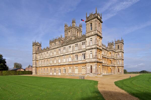 Highclere Slot som omfatter historiske bygningsværker og udsigt over landskaber