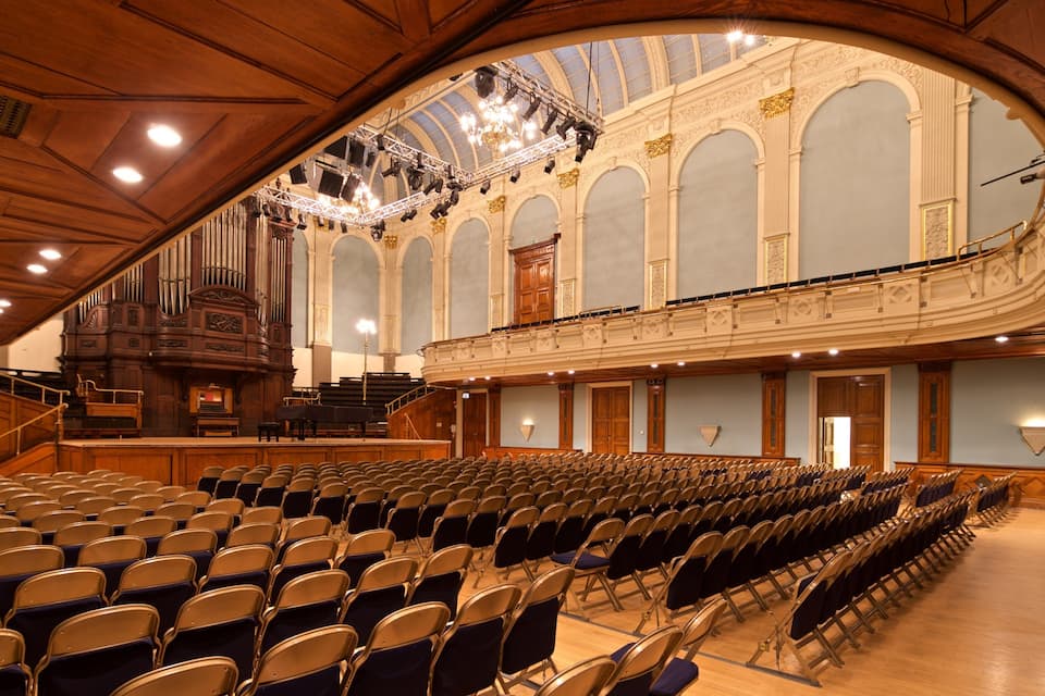 Un vaste auditorium doté de rangées de sièges, d’un grand orgue et de détails architecturaux raffinés.