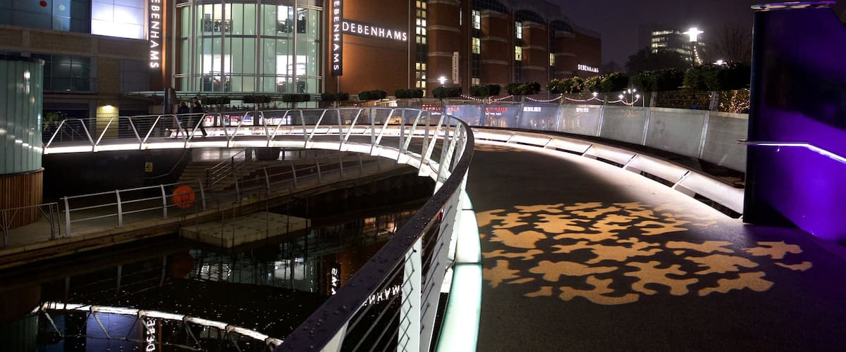 Oracle mit einem Brücke und bei Nacht