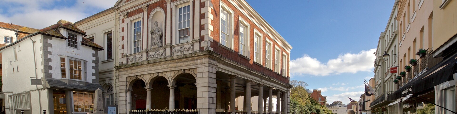 Windsor Guildhall caracterizando cenas de rua e elementos de patrimônio assim como um pequeno grupo de pessoas