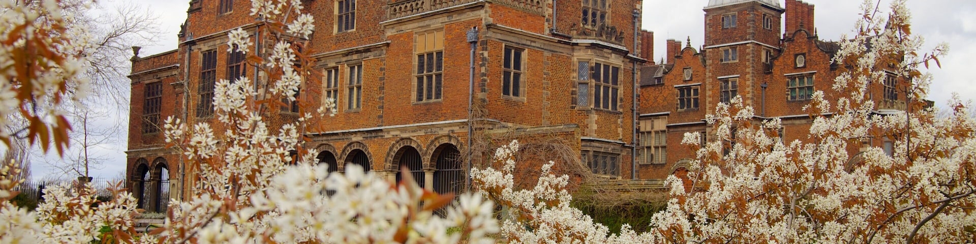 Aston Hall que inclui um pequeno castelo ou palácio e arquitetura de patrimônio