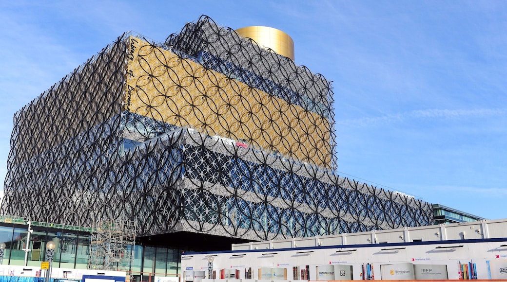 Library of Birmingham som viser en by og moderne arkitektur