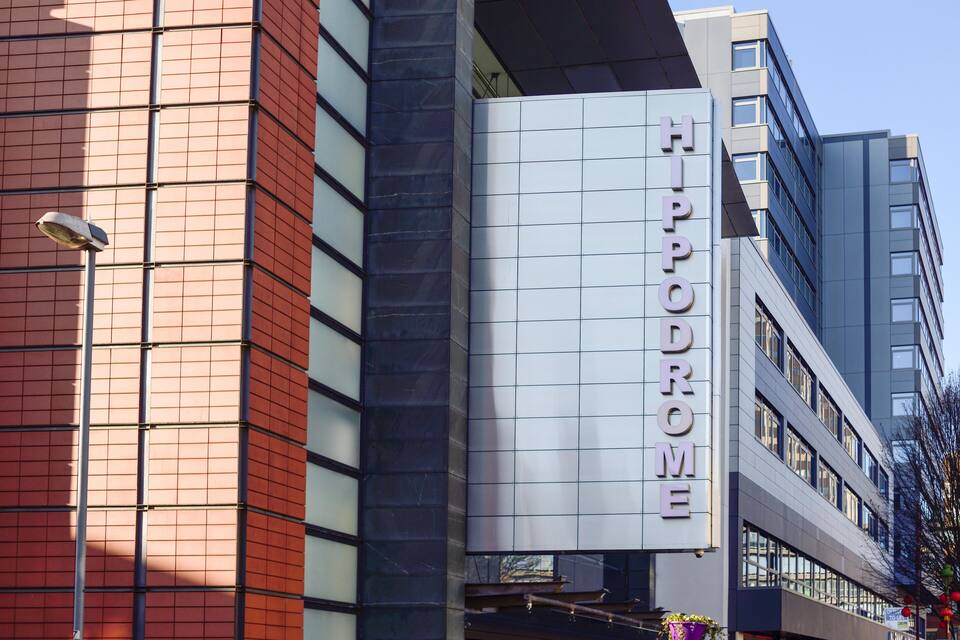 Un bâtiment moderne sur lequel on peut lire l’inscription « HIPPODROME ».