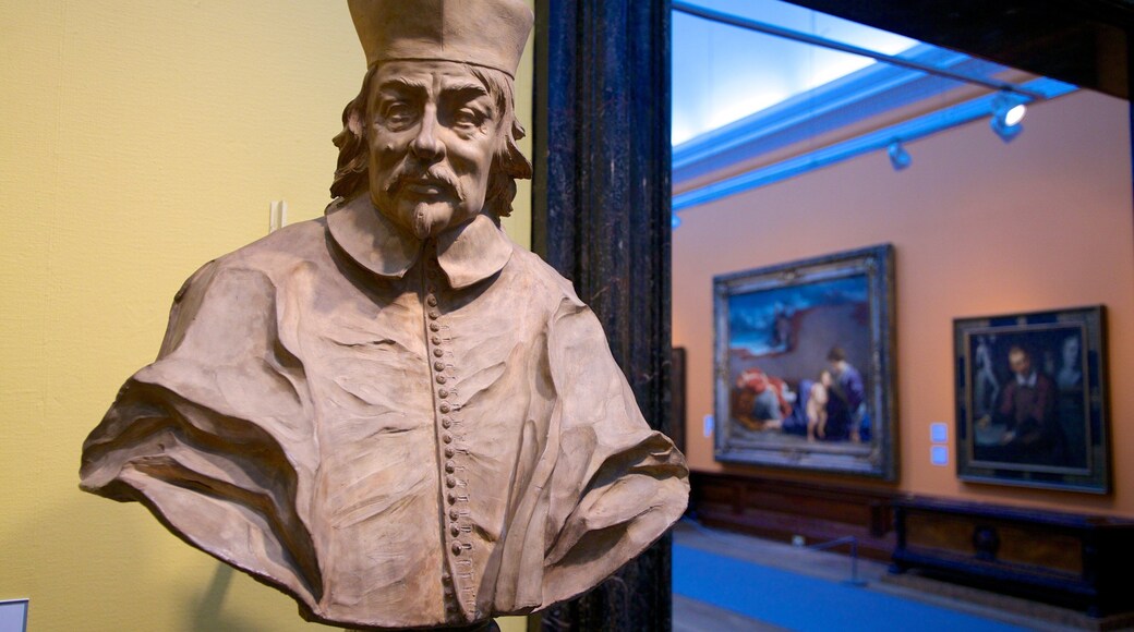 Birmingham Museum and Art Gallery mostrando una estatua o escultura, un monumento y vistas interiores
