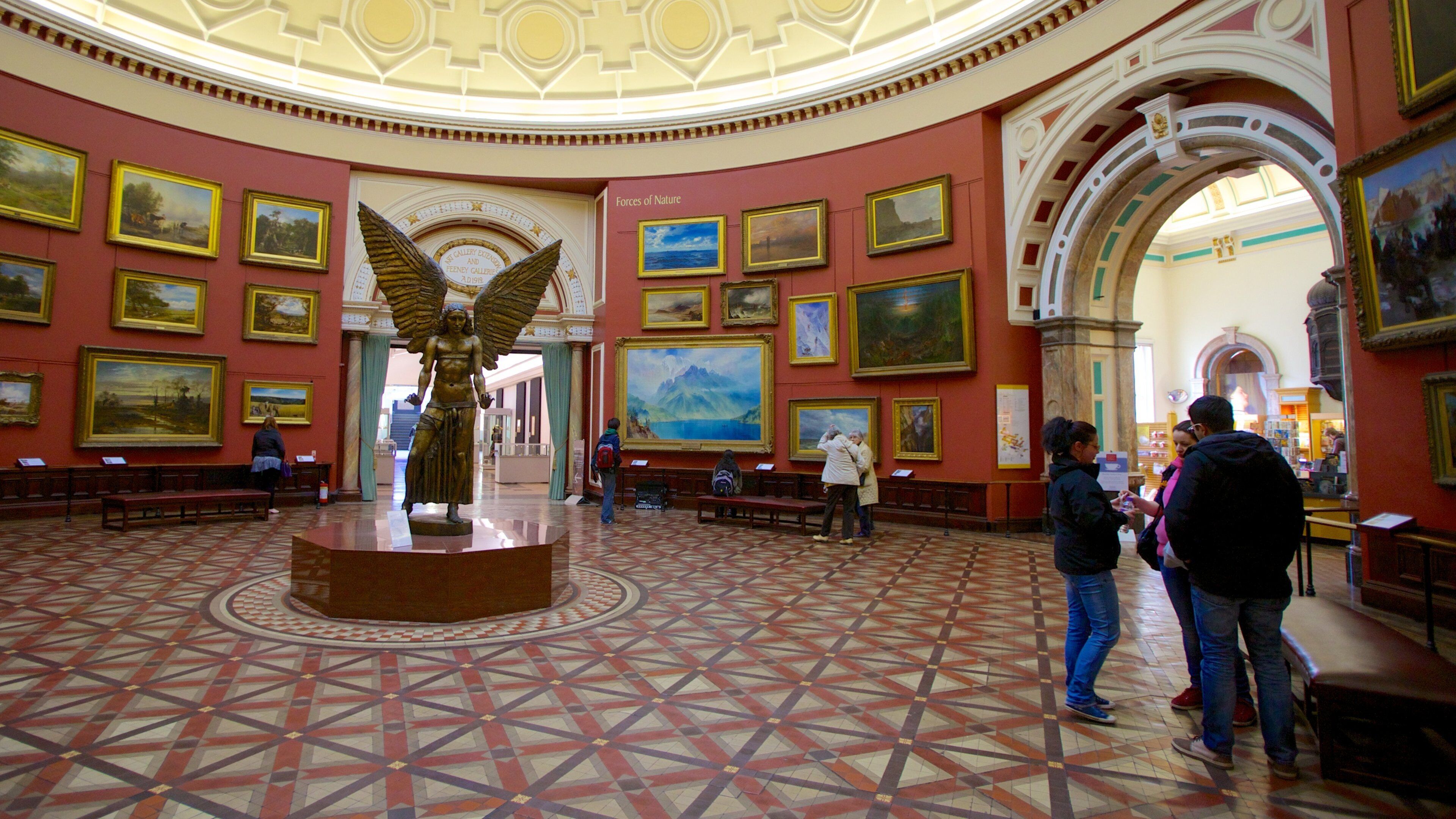 Museum en kunstgalerie van Birmingham bevat kunst, een standbeeld of beeldhouwwerk en interieur