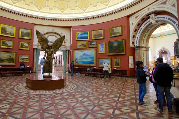 Birmingham Museum and Art Gallery mettant en vedette statue ou sculpture, vues intérieures et art