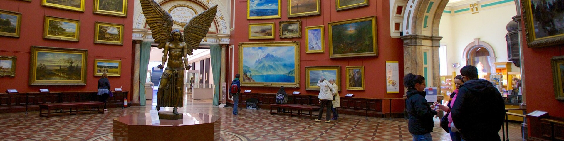 Birmingham Museum and Art Gallery mettant en vedette statue ou sculpture, vues intérieures et art