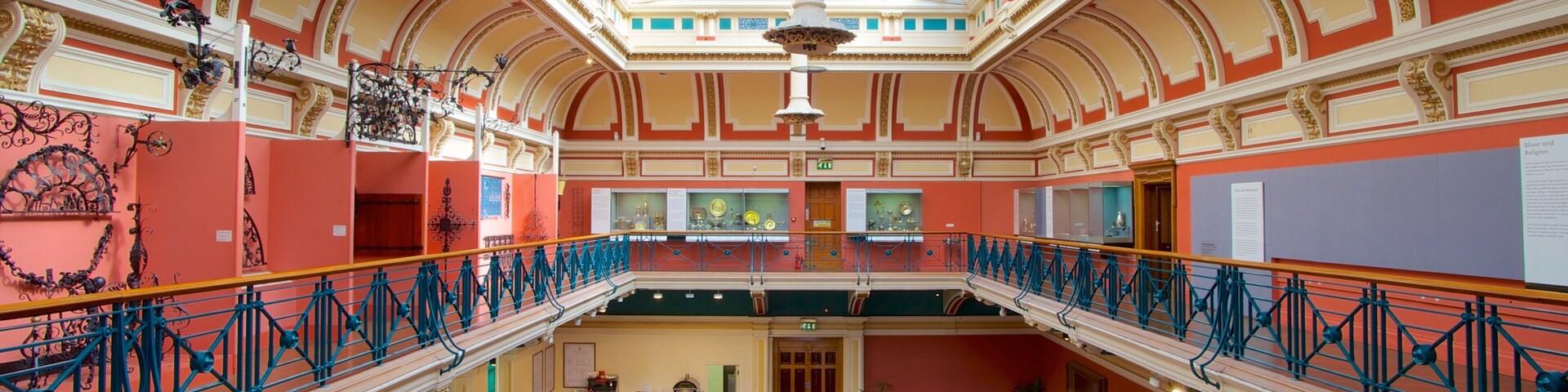 Birmingham Museum and Art Gallery caracterizando vistas internas e arte