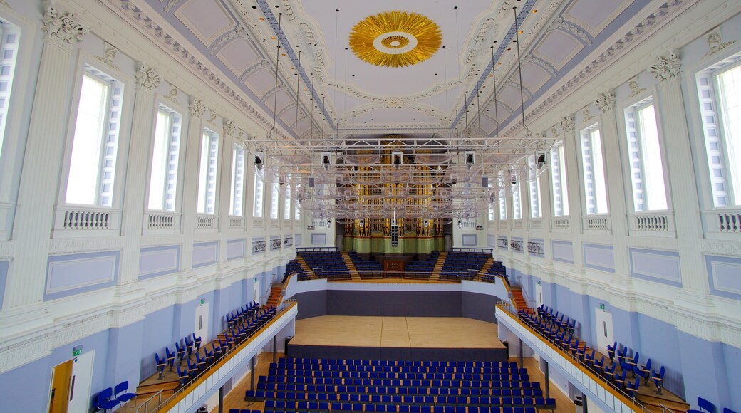 Birmingham Town Hall som inkluderer historisk arkitektur og innendørs
