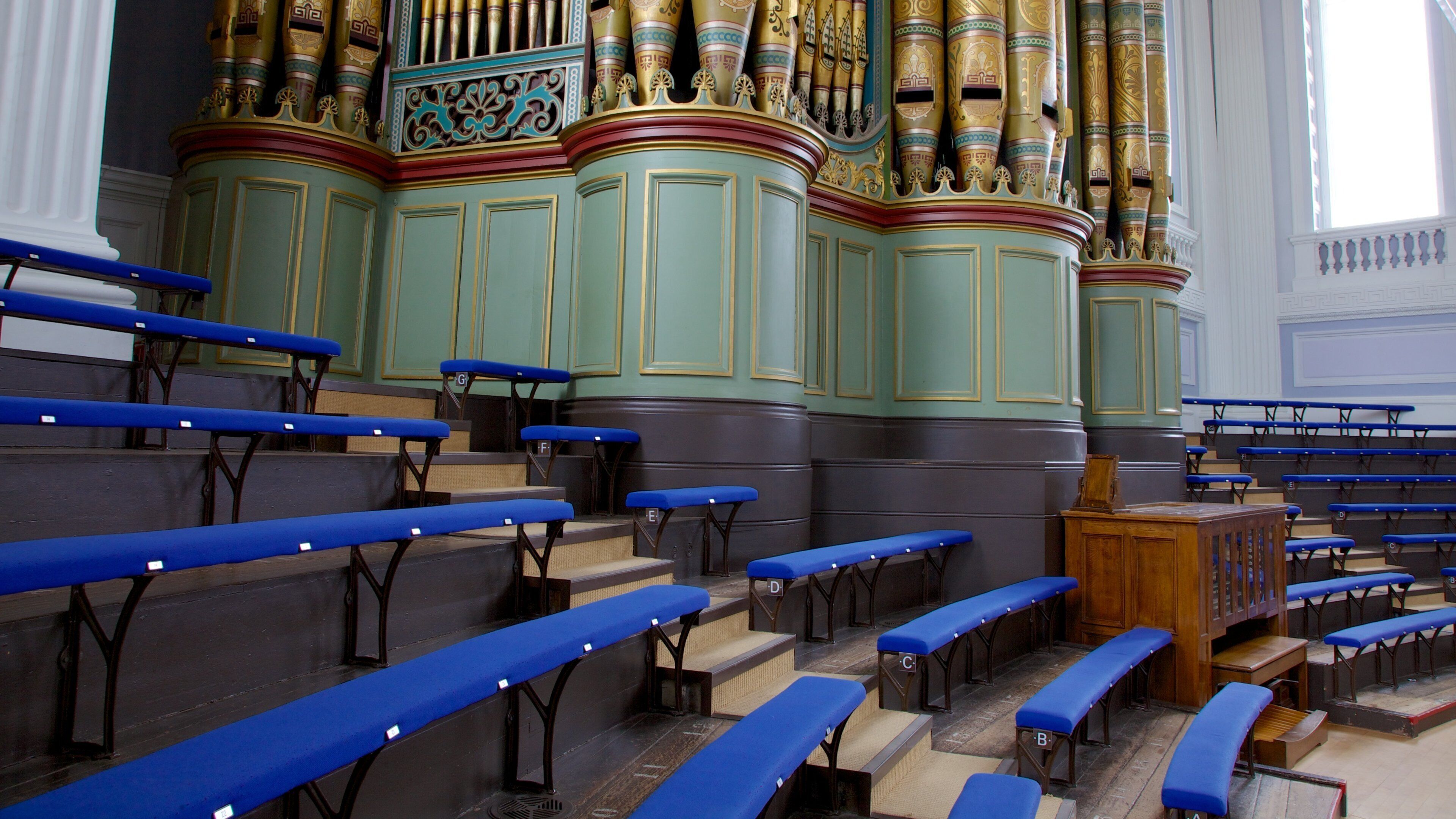 Birmingham Town Hall som viser by og innendørs