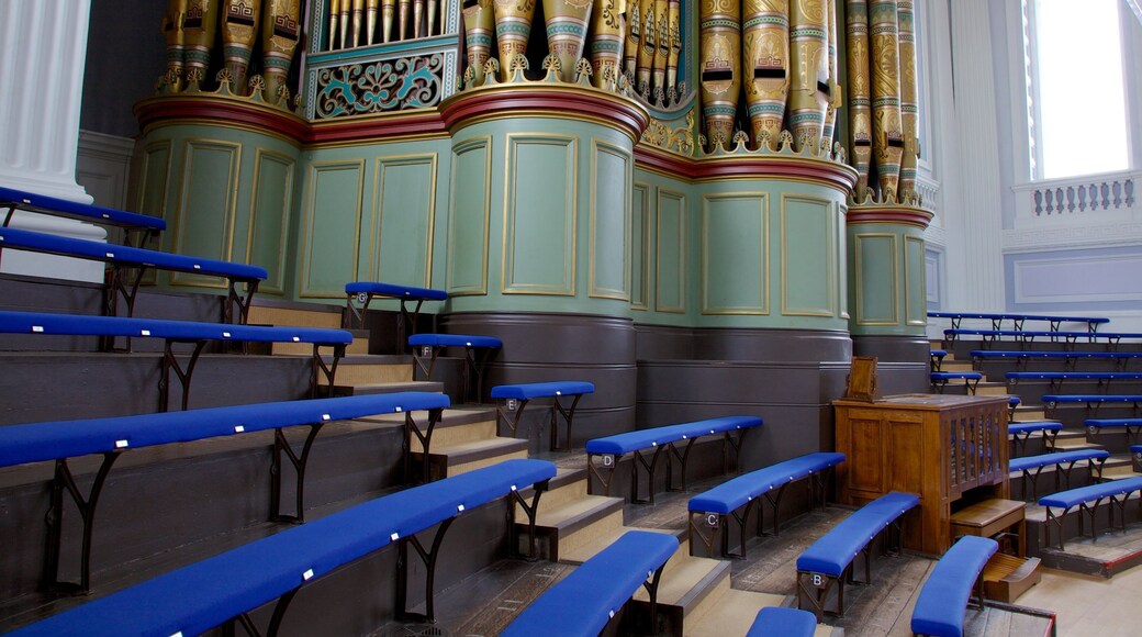 Birmingham Town Hall som viser by og innendørs