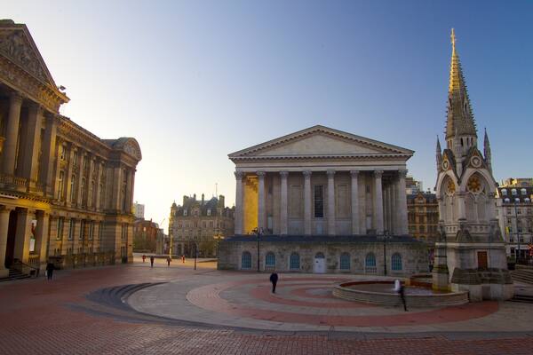 Chamberlain Square welches beinhaltet Platz oder Plaza, Stadt und historische Architektur