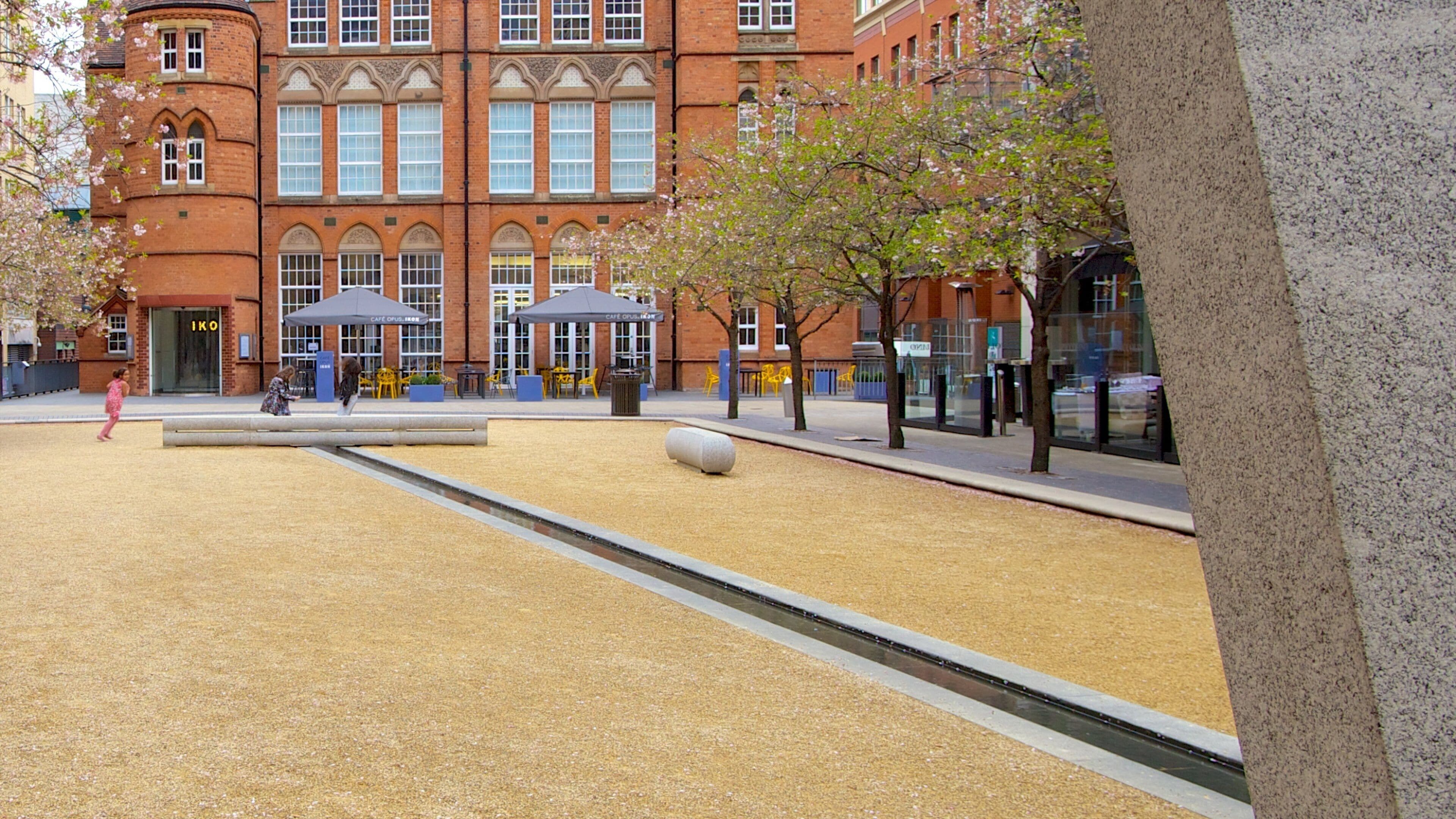 Ikon Gallery caracterizando arquitetura de patrimônio, uma praça ou plaza e uma cidade
