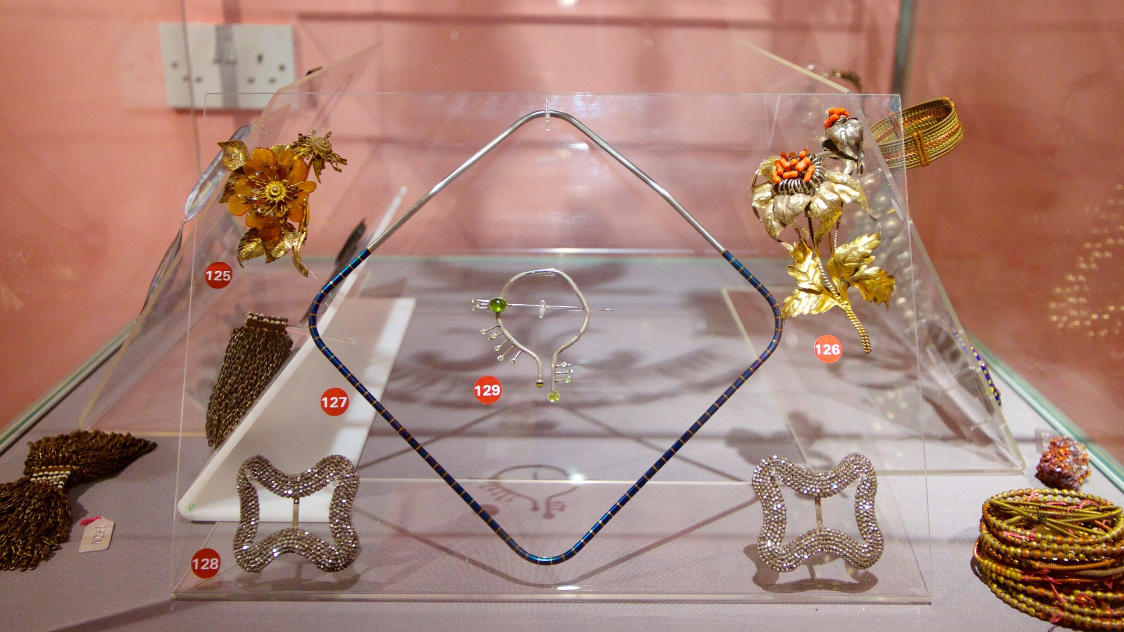 Museum of the Jewellery Quarter showing interior views