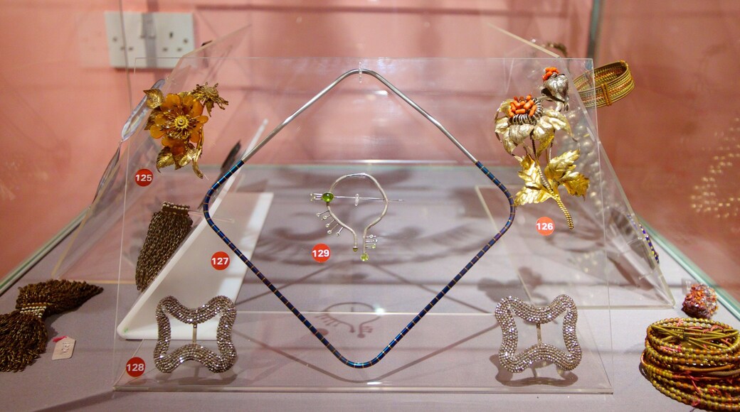 Museum of the Jewellery Quarter showing interior views