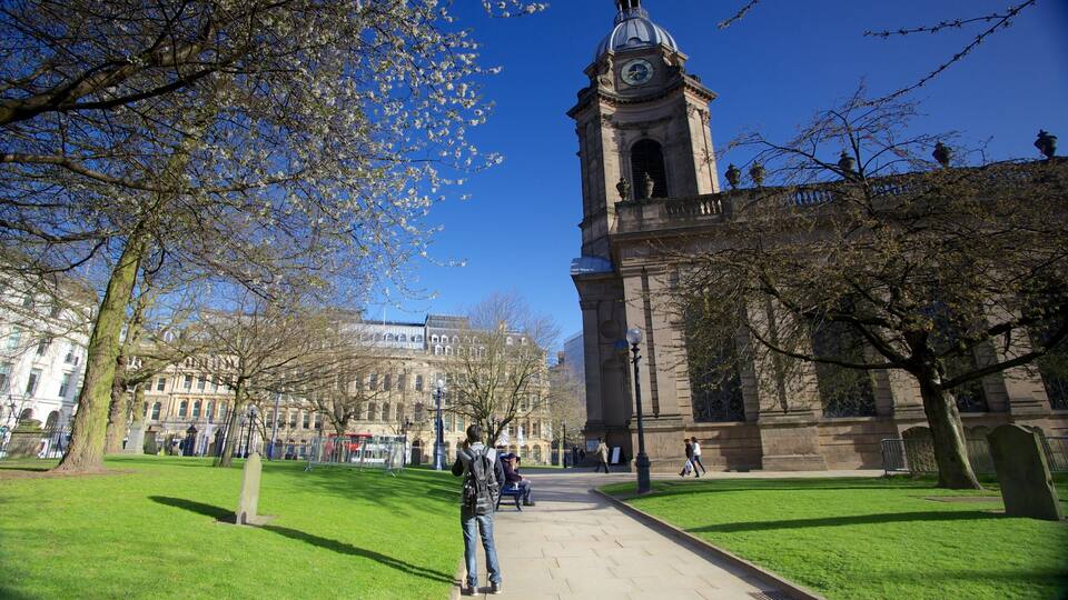 Catedral de Birmingham que inclui uma igreja ou catedral, elementos religiosos e uma cidade