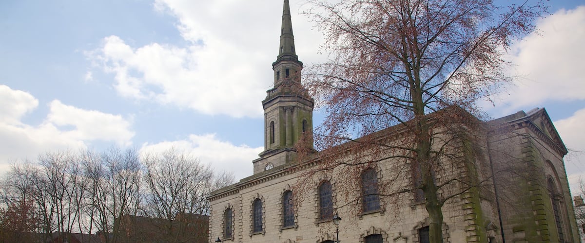 St. Paul\\\'s Church featuring religious elements, heritage architecture and a garden