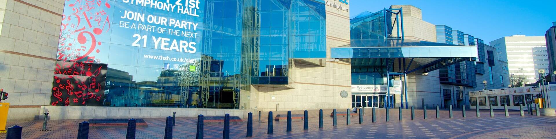 Konserthuset presenterar skyltar, modern arkitektur och en stad