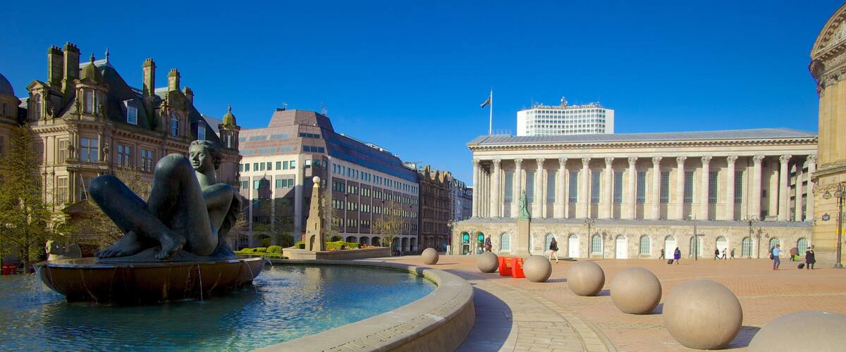 Victoria Square showing a pond, a statue or sculpture and a monument