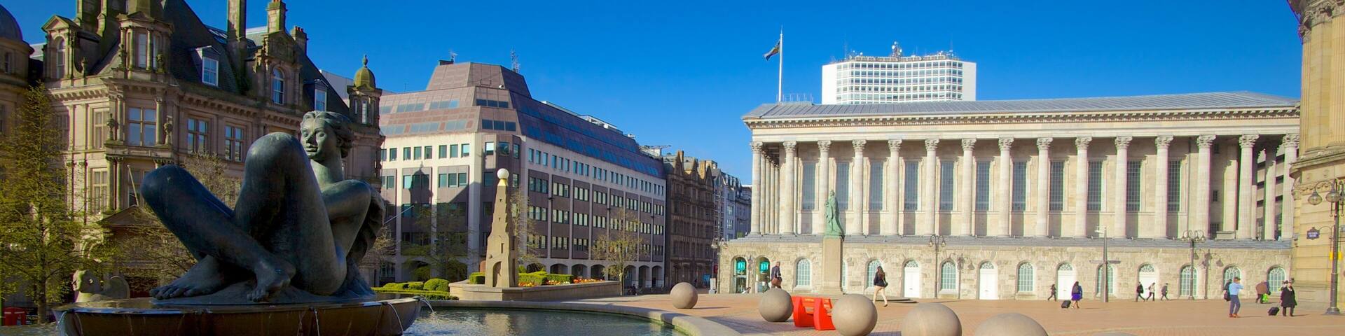 Victoria Square showing a pond, a statue or sculpture and a monument