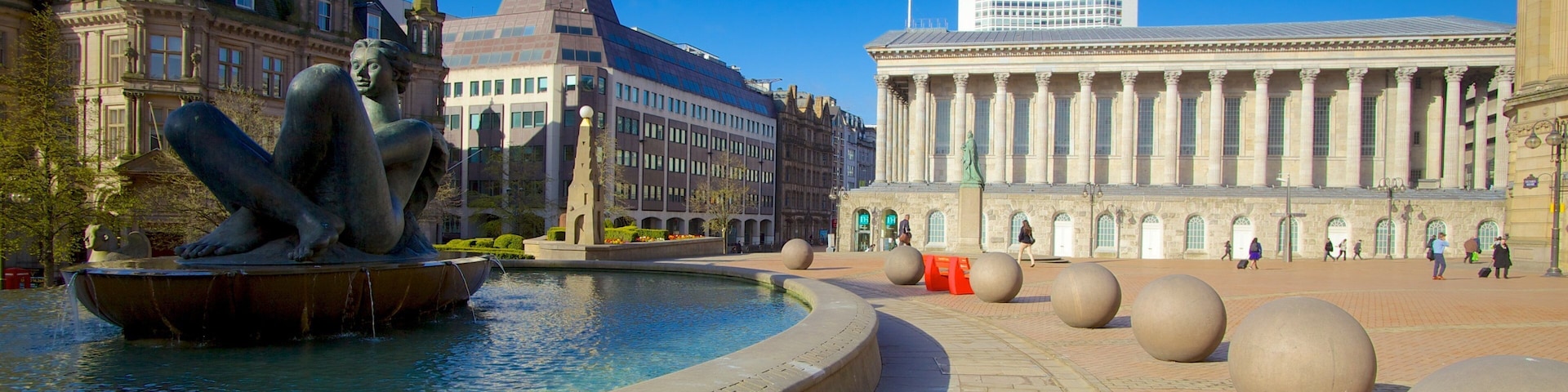 Victoria Square showing a pond, a statue or sculpture and a monument