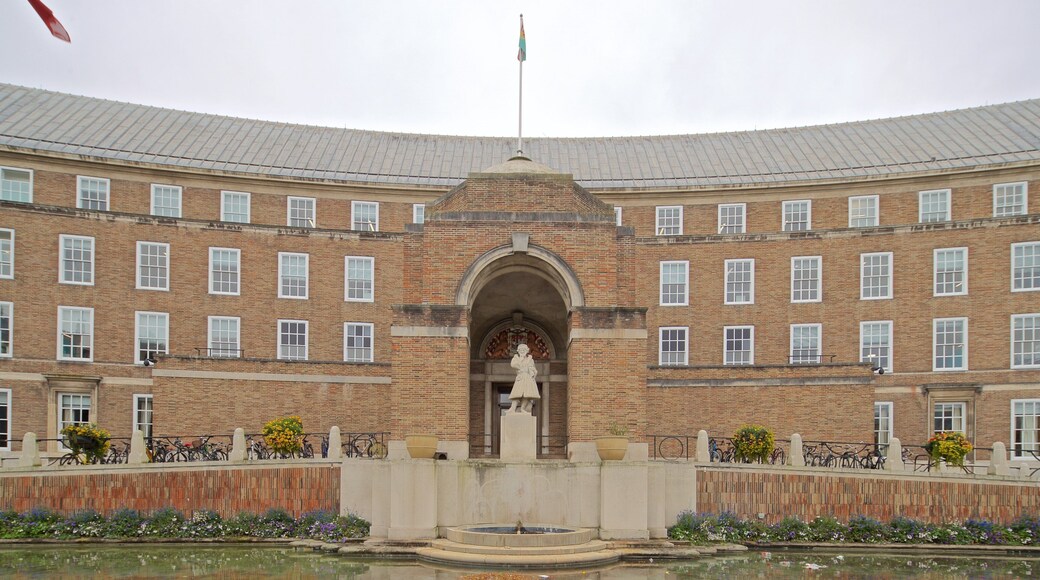 Bristol Council House som viser historiske bygningsværker og et springvand