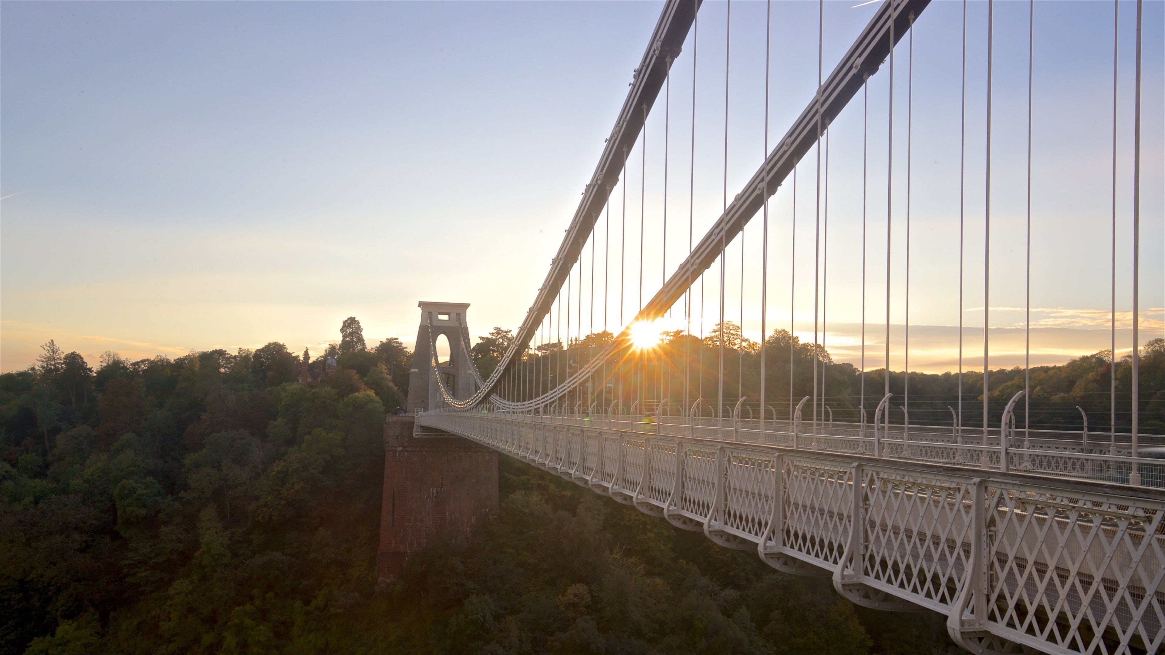 Clifton Suspension Bridge som inkluderer landskap, solnedgang og bro