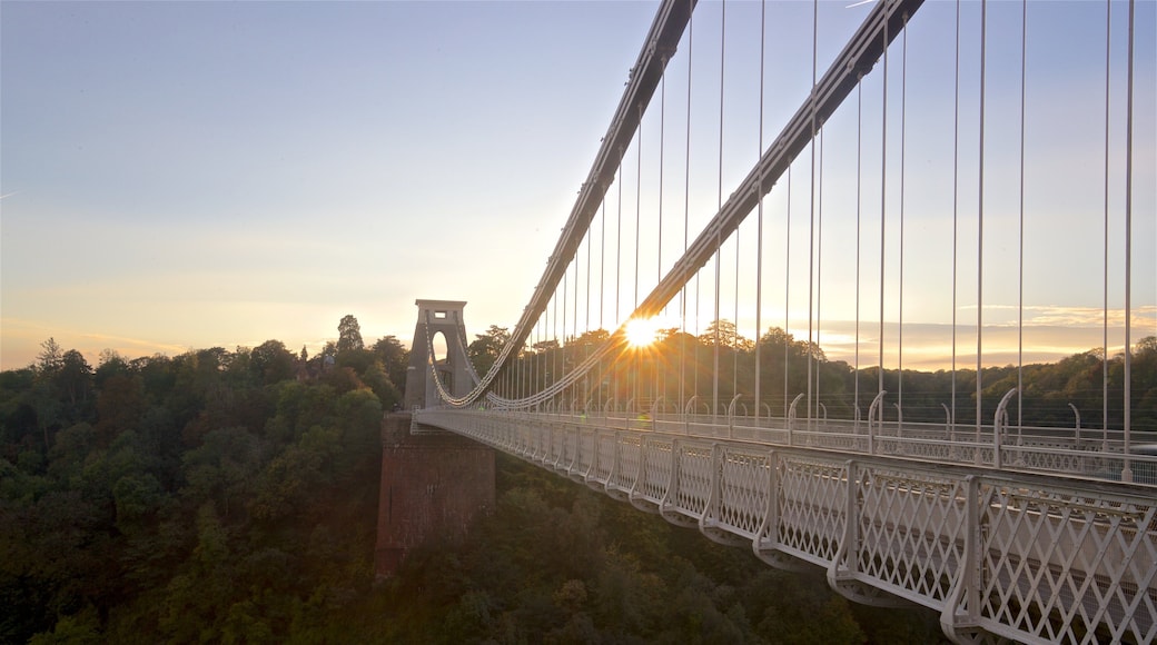 Clifton Suspension Bridge som inkluderer landskap, solnedgang og bro