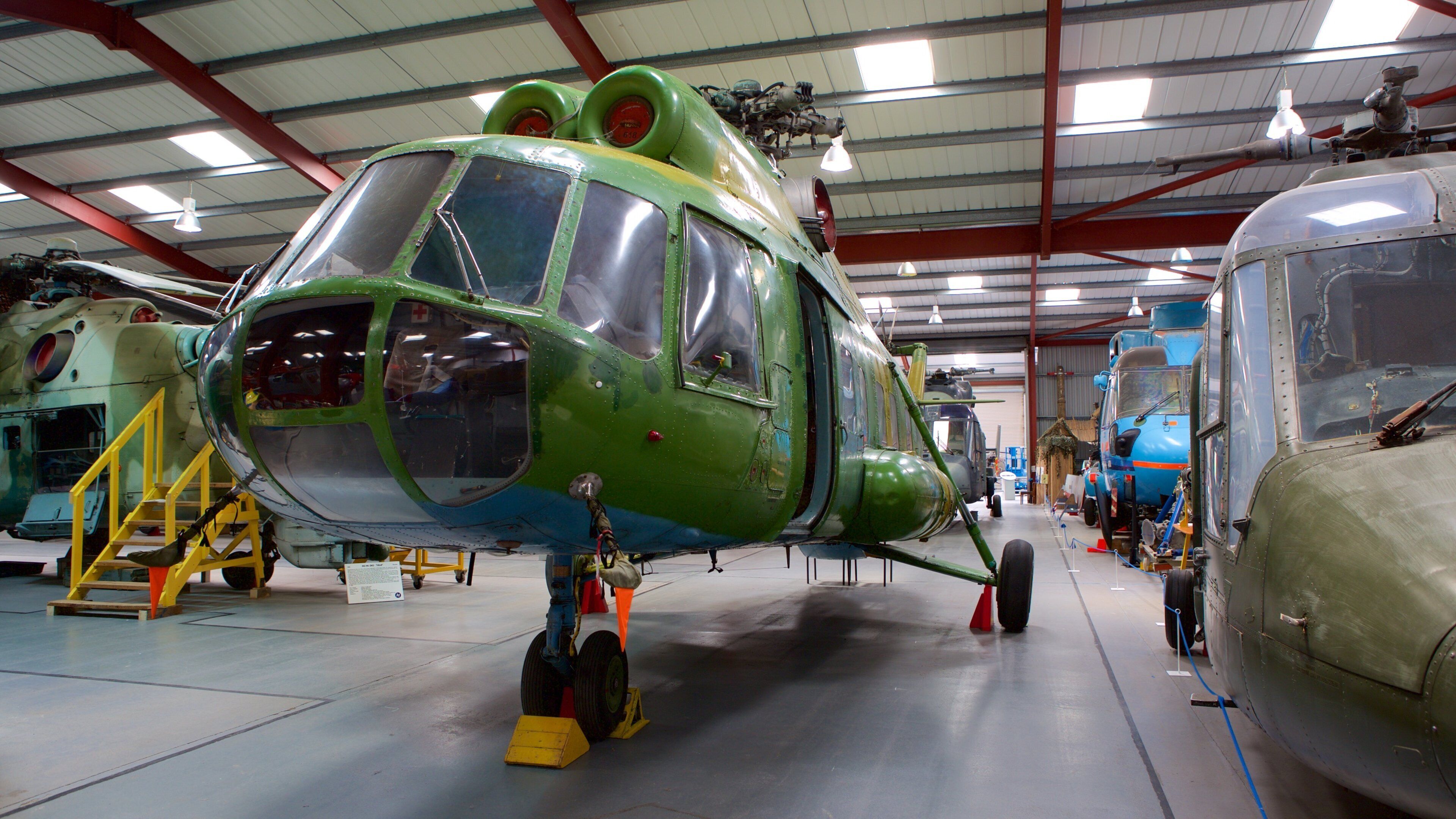 International Helicopter Museum caracterizando aeronave e vistas internas