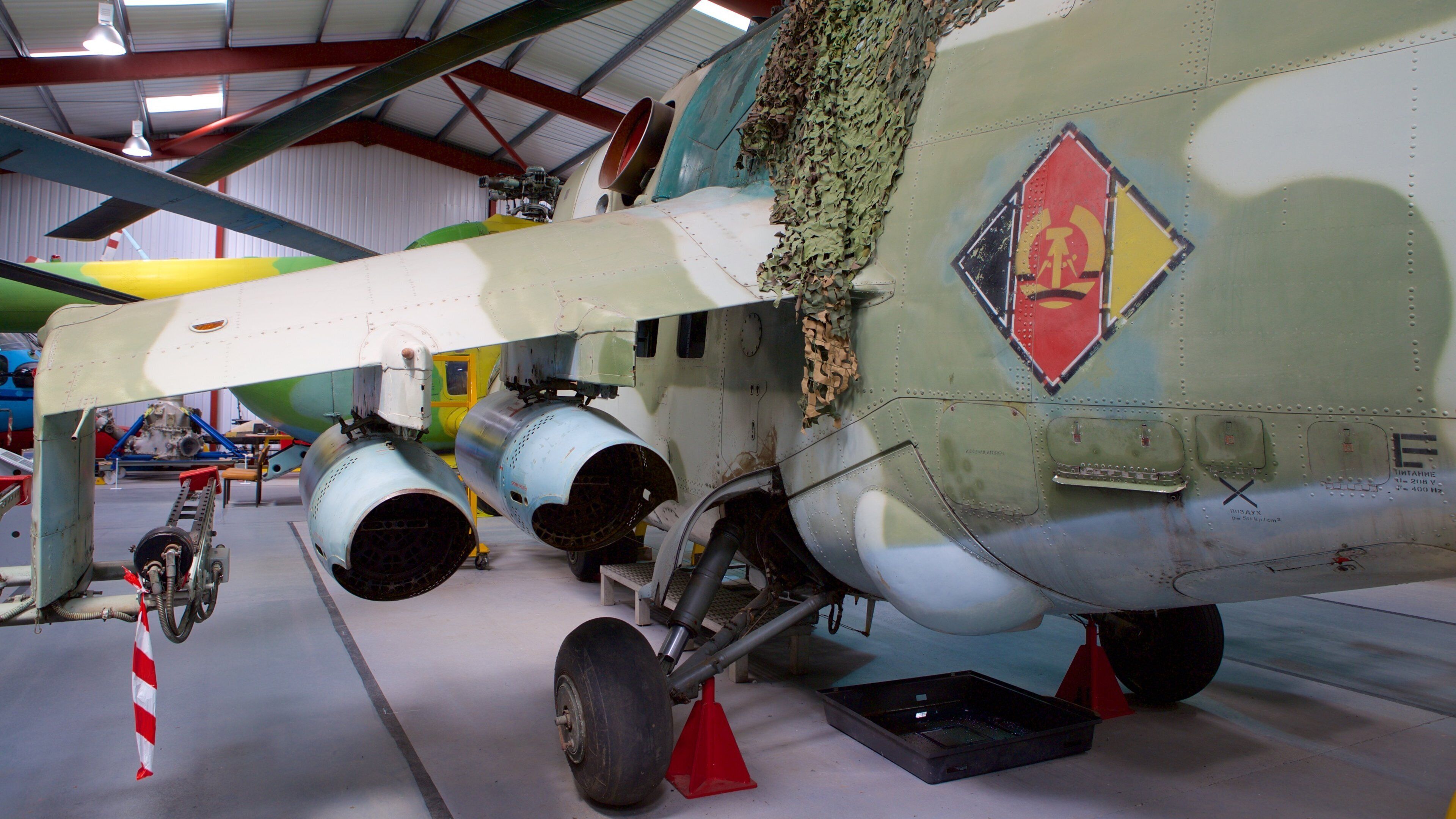 International Helicopter Museum presenterar flygplan och millitärobjekt