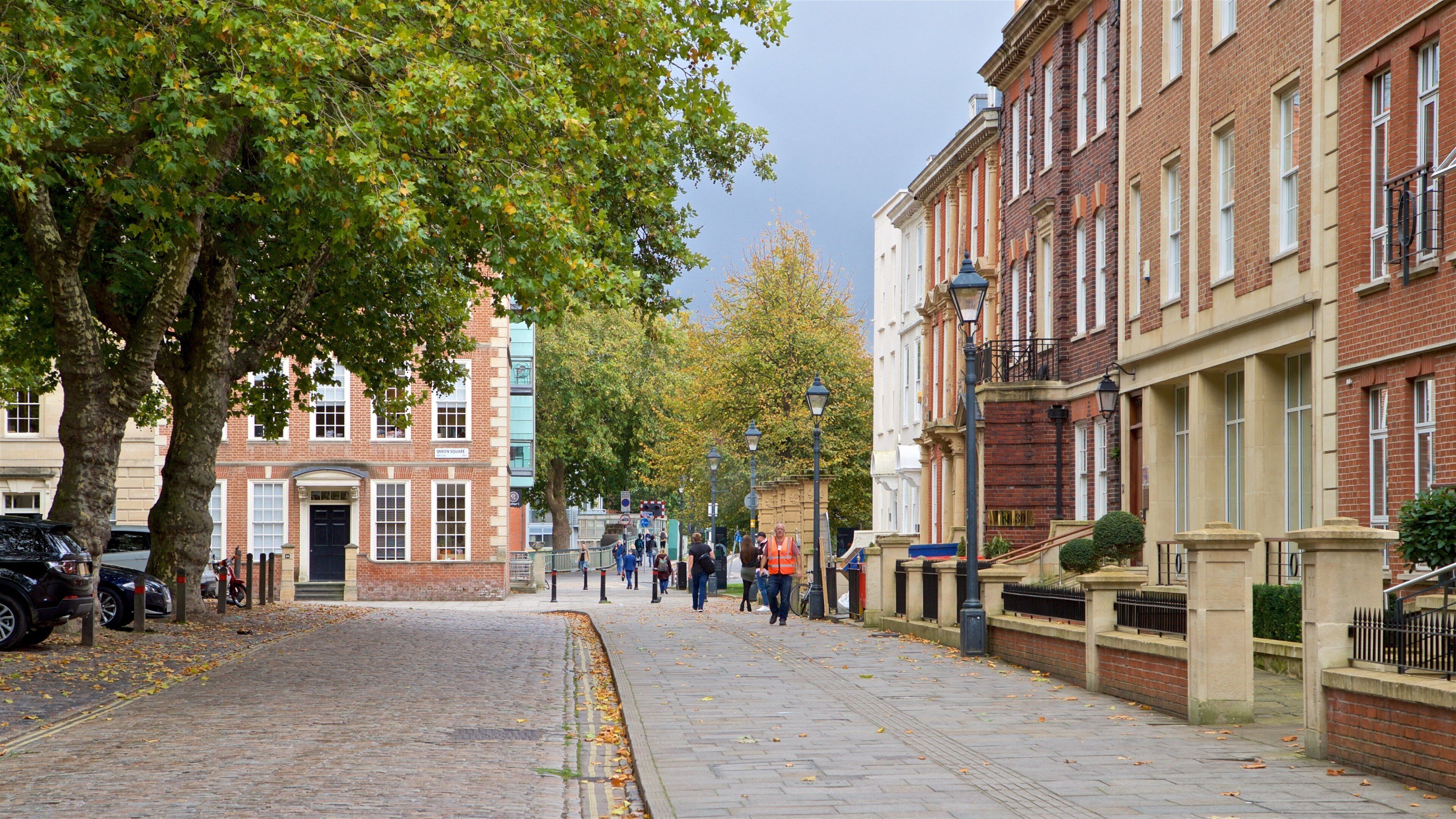 皇后廣場 设有 街道景色 以及 小群人