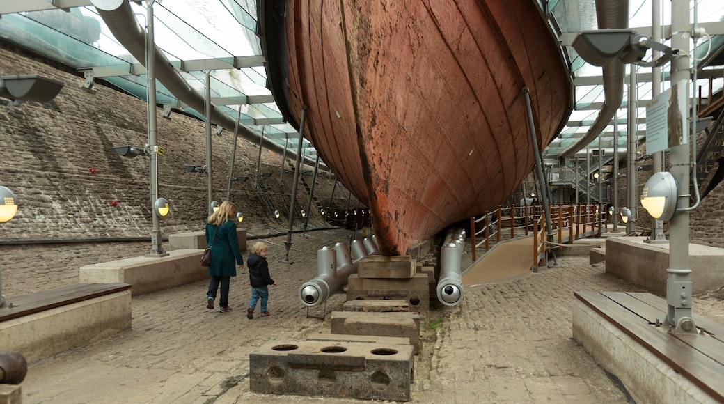 SS Great Britain som viser innendørs i tillegg til familie