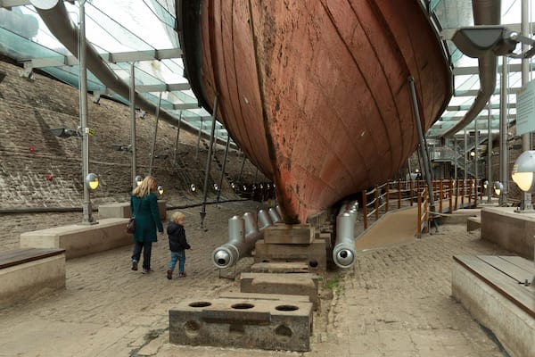 SS Great Britain mettant en vedette scÚnes intérieures aussi bien que une famille