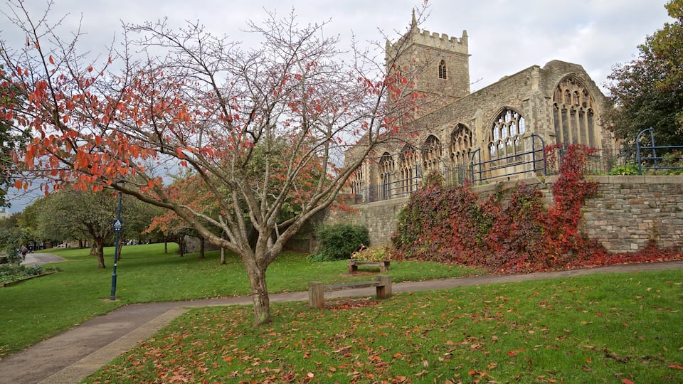 Castle Park which includes autumn leaves, a garden and heritage architecture