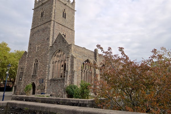 Eine historische Steinkirche mit hohem Turm und Rundbogenfenstern.