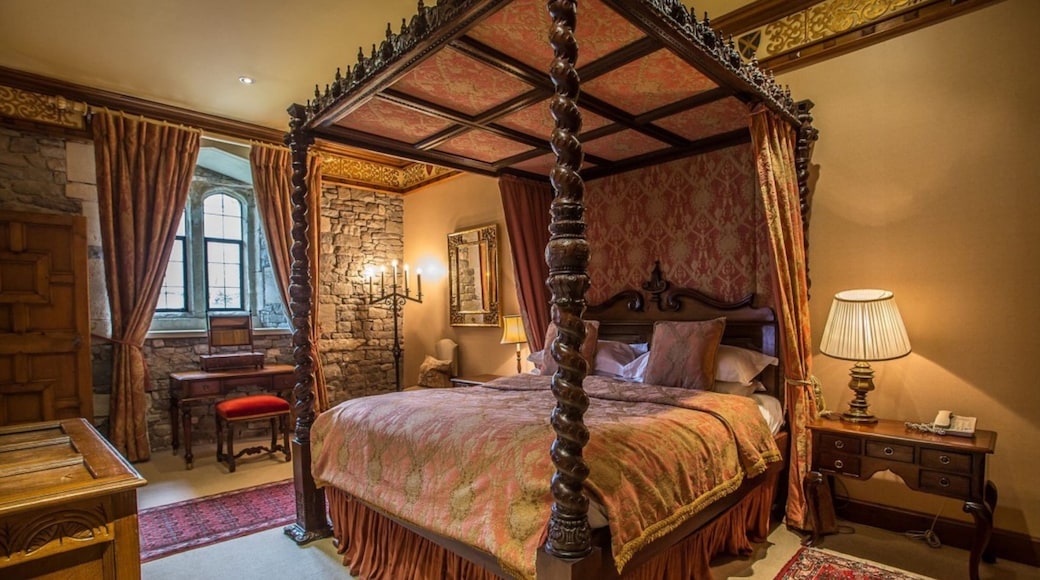 Thornbury Castle showing heritage elements, interior views and a house