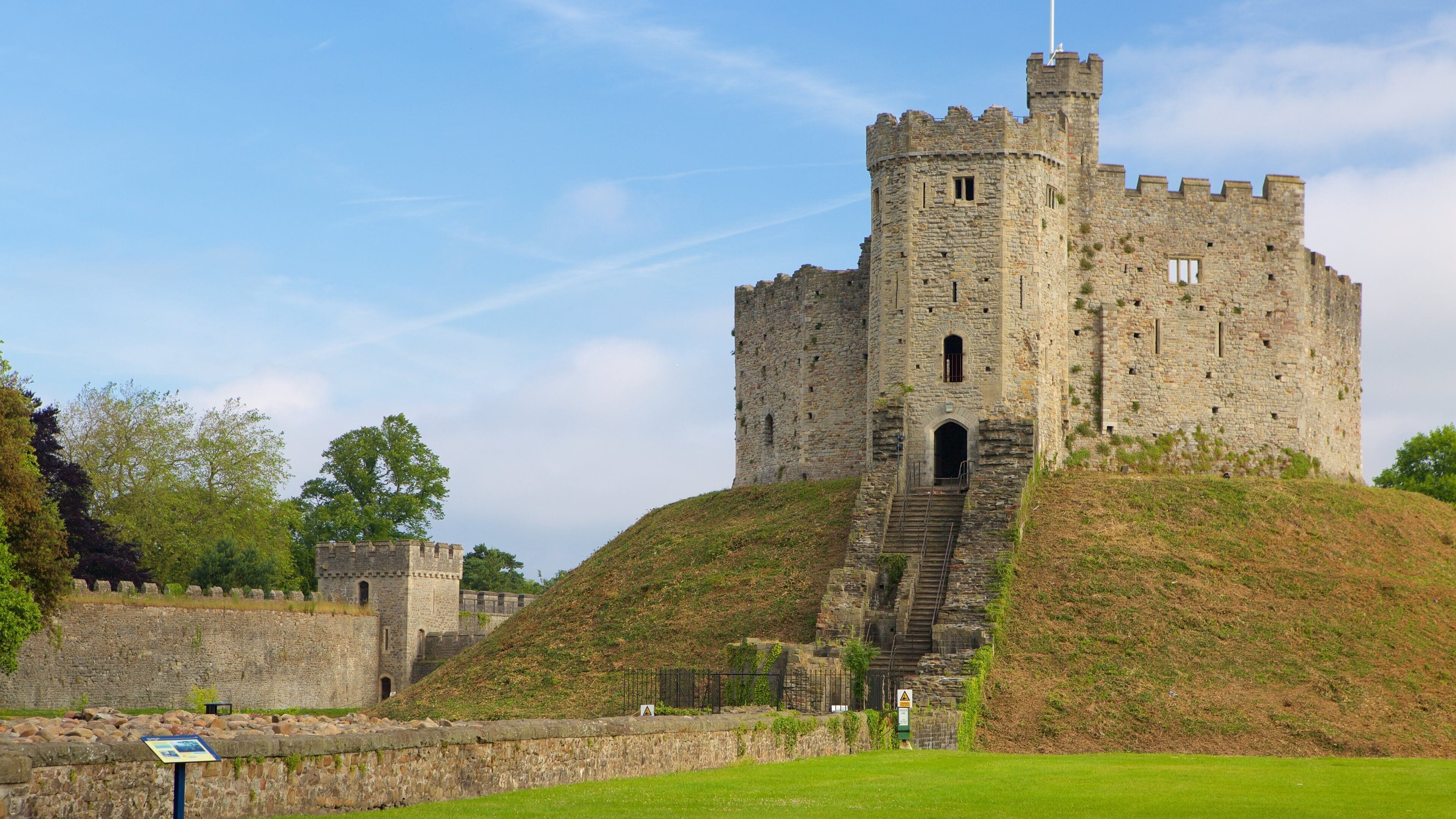 Cardiff Castle showing a castle, heritage architecture and heritage elements
