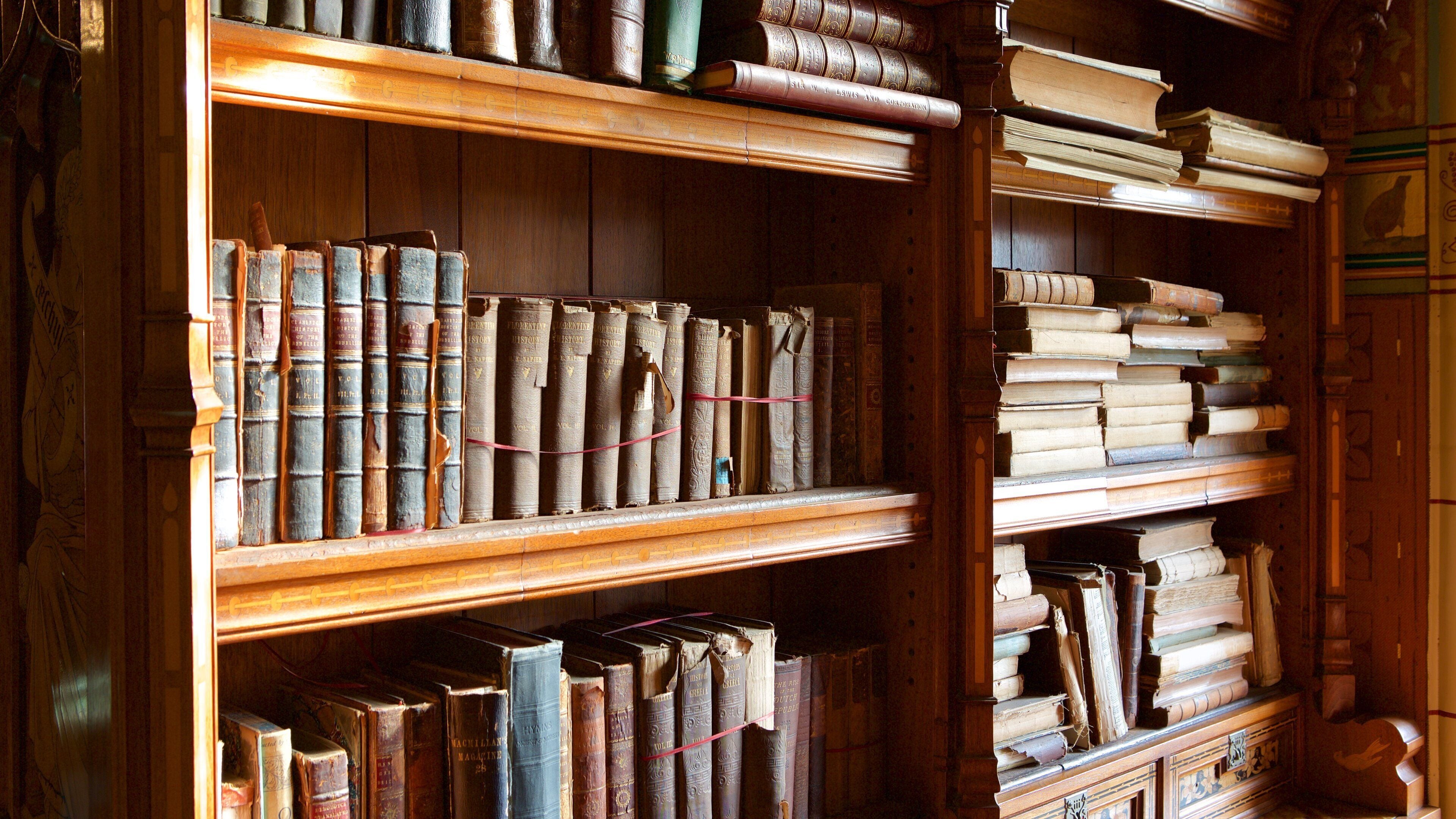 Cardiff Castle que incluye vistas interiores, elementos del patrimonio y castillo o palacio