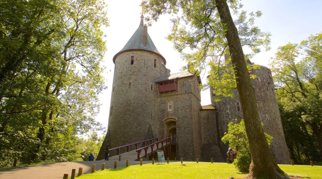 Castell Coch showing a bridge, château or palace and heritage architecture