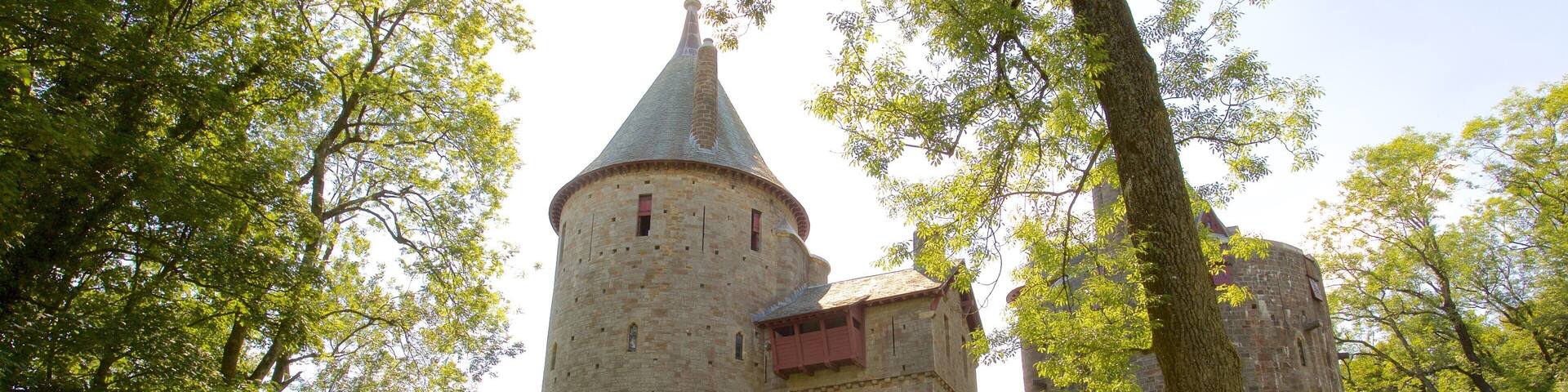 Castell Coch mettant en vedette pont, chĂąteau ou palais et patrimoine historique