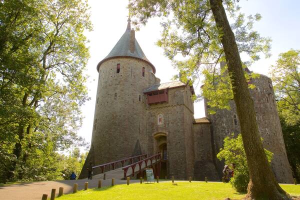 Castell Coch mettant en vedette pont, chĂąteau ou palais et patrimoine historique