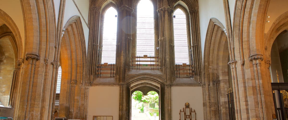 Llandaff Cathedral que incluye aspectos religiosos, arquitectura patrimonial y vistas de interior