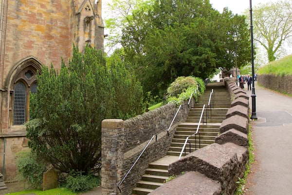 Llandaff Cathedral montrant éléments religieux, patrimoine historique et église ou cathédrale
