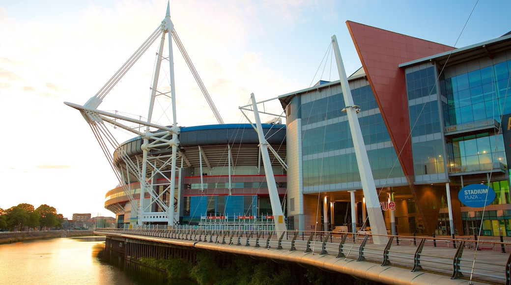 Millennium stadion som inkluderer moderne arkitektur og elv eller bekk