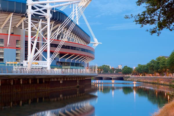 Millennium Stadium qui includes riviĂšre ou ruisseau et architecture moderne