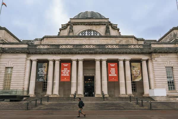 Un grand bâtiment historique doté d’un dôme imposant et de colonnes.