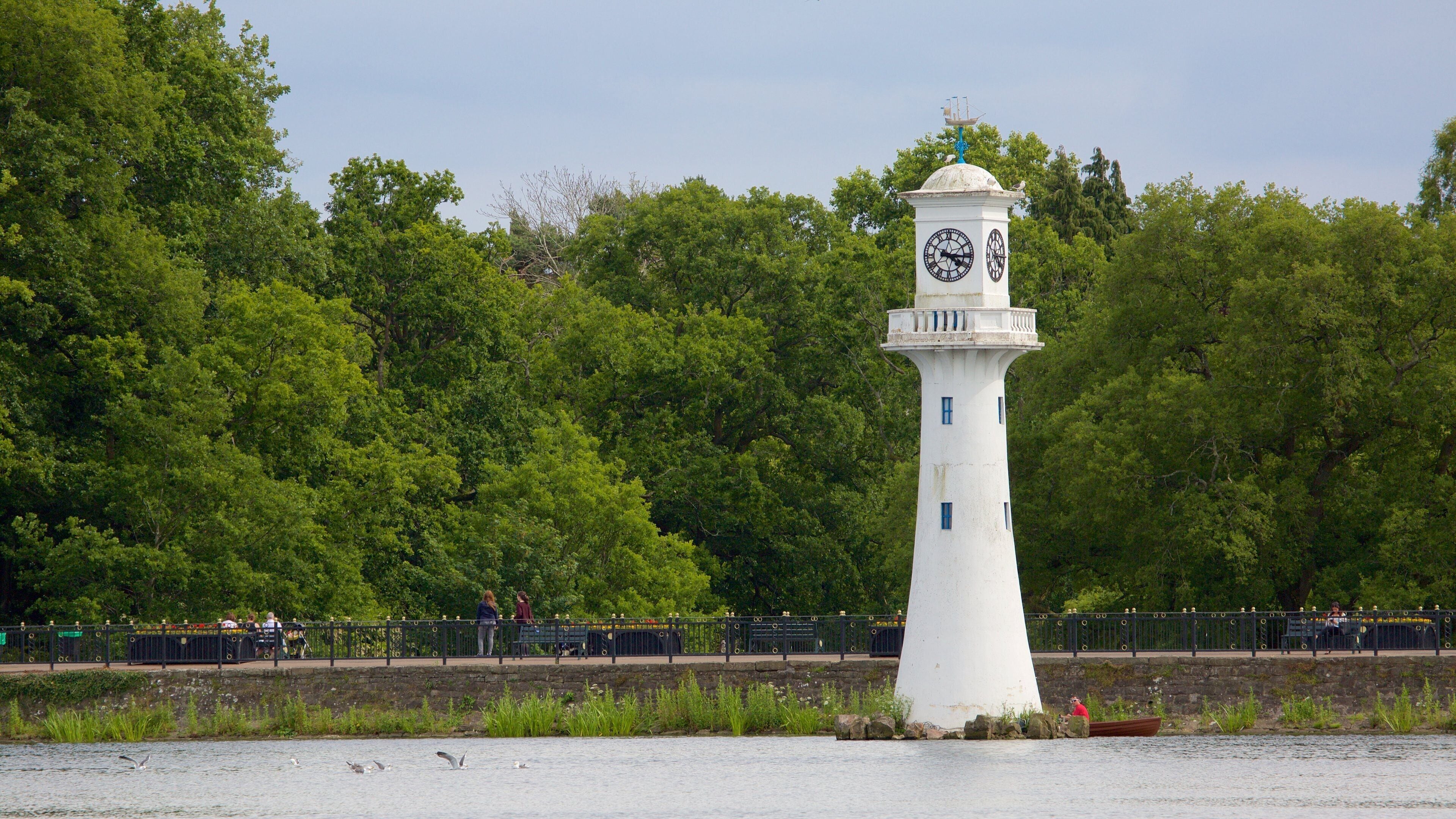 로스 파크 을 보여주는 호수 또는 샘 과 공원