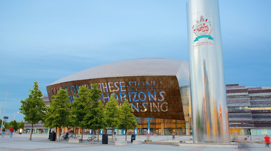 Wales Millennium Centre johon kuuluu moderni arkkitehtuuri, tori ja kaupunki