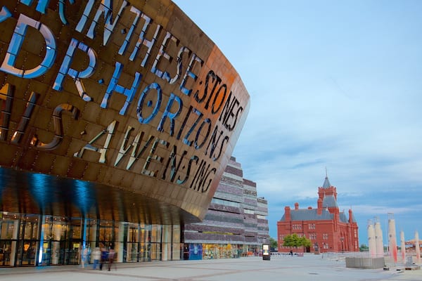 Wales Millennium Centre mettant en vedette scĂšnes de rue, architecture moderne et signalisation