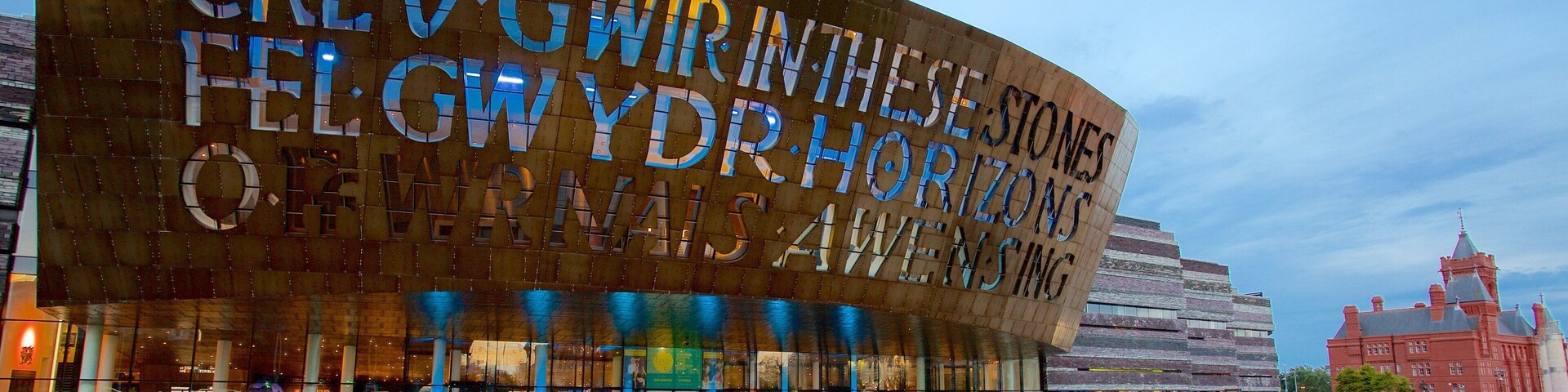 Wales Millennium Centre caracterizando sinalização, arquitetura moderna e cenas de rua